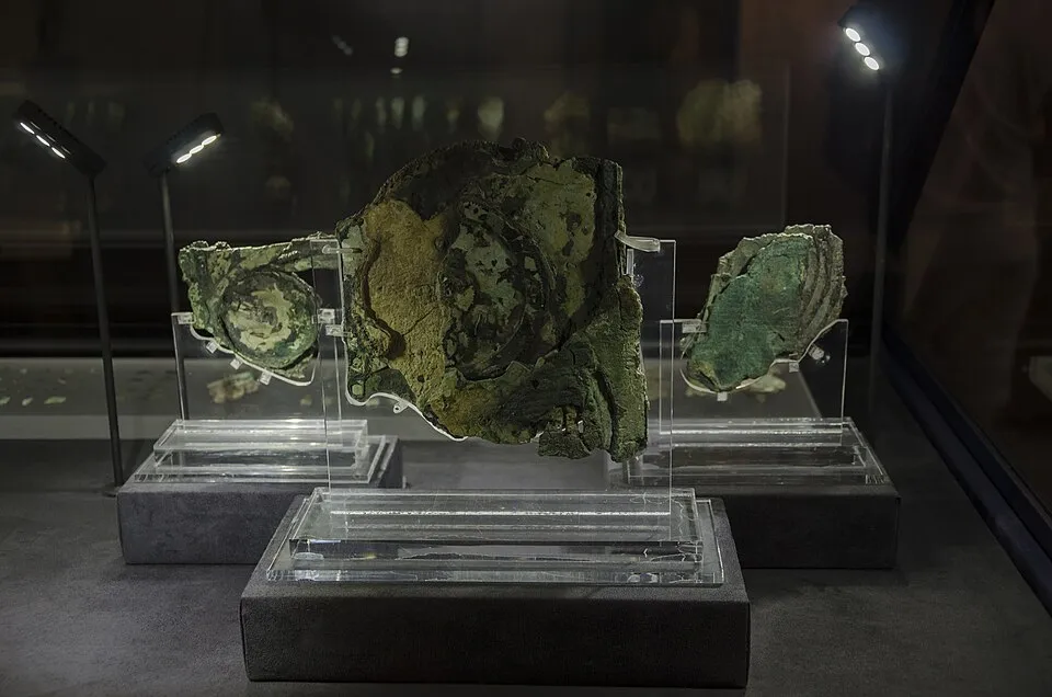 2 Antikythera_Mechanism_(NAMA)_2017 Antikythera fragments close-up